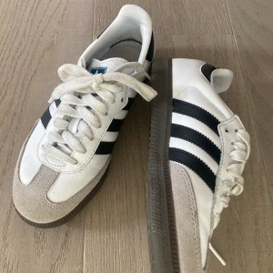 Samba  - Sparsamt använda fina i skick! 