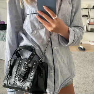 Zara väska med nitar  - Super fin zara väska som inte säljs längre och inte kommer till användning💞 inga defekter alls. (OBS LÅNADE BILDER)