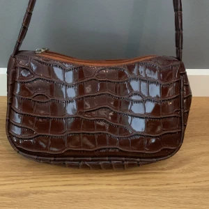 Väska - Brun väska, tror den är från shein så därav priset🌸 fint skick eftersom den knappt blivit använd