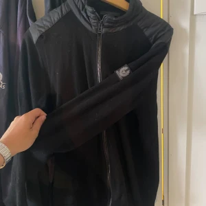 Belstaf Cardigan - Skick 9/10, fin cardigan från Belstaf. Storlek M.