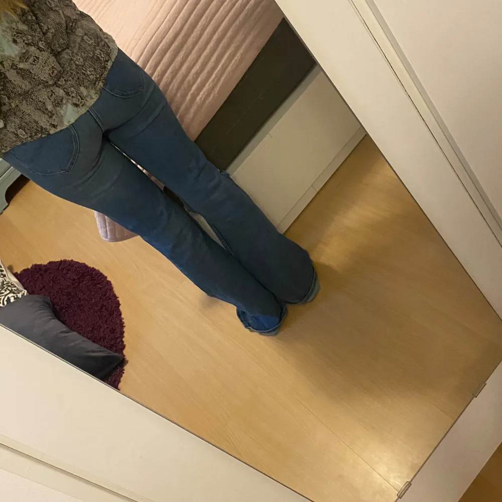 Blåa jeans från Lee, vet tyvärr inte storleken men skulle säga 34/ mellan S å SX. Bra skick💋. Jeans & Byxor.