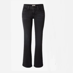 Levi’s jeans  - Säljer dessa superlow bootcut jeansen från levi’s. De är använda men i bra skick!  Stl 27x34 , midjemått 35 cm rakt över och innebensmått 82 cm. 🌸 Skriv vid frågor! 💕