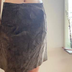 Thick brown midi skirt. Only worn for the photos. Could fit like S-M depending on how you wear it.