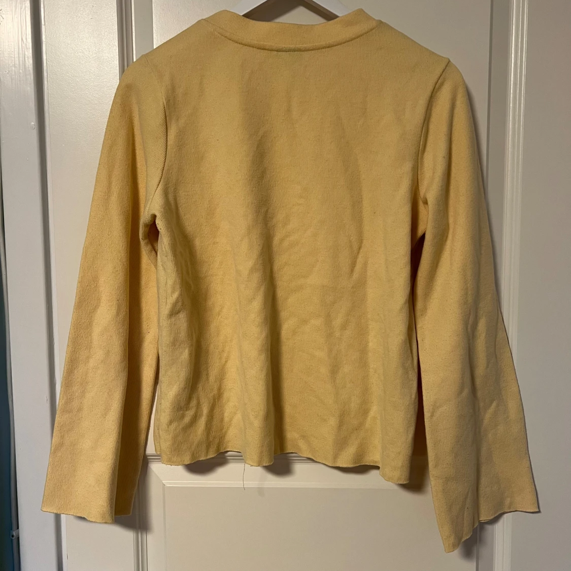 Gul tröja med utåtsvängda ärmar - 92