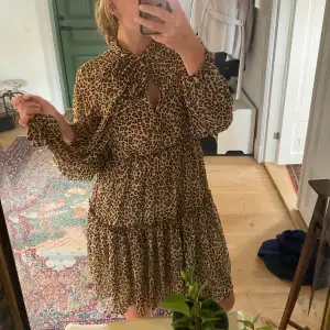 Leopard mönstrad klänning från jus de pom
