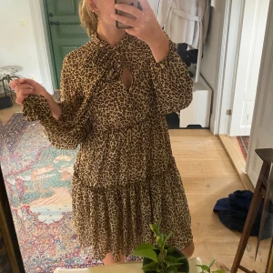 Klänning - Leopard mönstrad klänning från jus de pom