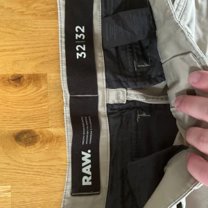 G-star beige cargobyxa - Beige cargobyxo från G-star, säljes åt min lillebror pga brist på användning. Använda ett antal gånger under sin 2 årsperiod i hans gaderob.