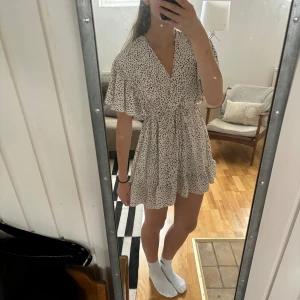 Leopardmönstrad klänning - Leopardmönstrad sommarklänning i nyskick, storlek S (är 174 cm).  Säljer då den inte används✨  Köpare står för frakt