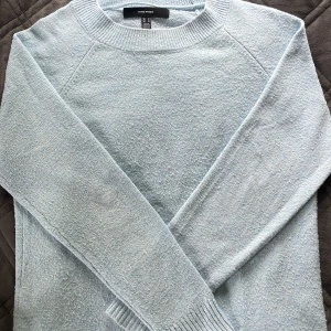 Stickad tröja från Vero Moda - En lite tunnare stickad tröja från Vero Moda i en jätte fin ljusblå färg. Tröjan är i bra skick men lite nopprig. 🩵😇