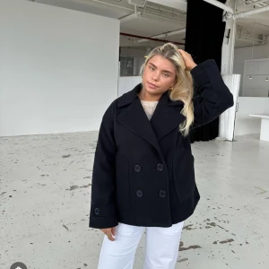 Design by si kappa svart - Säljer min fina design by si kappa u färgen svart. Den är i väldigt fint skick utan några defekter har använt den ett par fåtal gånger. Så fin och passar verkligen till allt. Skriv för egna bilder💕 