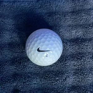 Golfbollar Nike - Nu säljer vi dessa Nike golfbollar i otroligt bra skick. 11-pack för endast 79kr. De är mixade modeller. Tveka inte att ställa några frågor. 