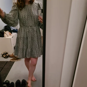 & Other stories- klänning - Jättesöt klänning som tyvärr inte kommer till användning längre. Passar perfekt på hösten då tyget är lite tjockare men kan också användas på fina sommarkvällar. Bra skick!