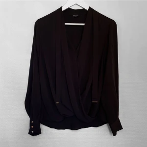 Svart blus - Snygg blus från River Island i storlek M! Köparen står för frakten men kan även mötas upp i Uppsala, Knivsta eller Sigtuna. Tveka inte att fråga mig om något. 🖤