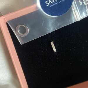 edblad örhängen  - säljer dessa helt oanvända, fortfarande plomberade silver örhängena från edblad. jättefina till vardags och fest! klicka på kontakta vid intresse/frågor!<3