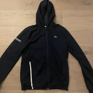 Lacoste jacka - Fet Lacoste jacka i size small och i bra skick🤑🤑🤑