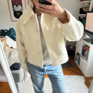 Jacka  - Jacka från Gina Tricot i storlek S. 