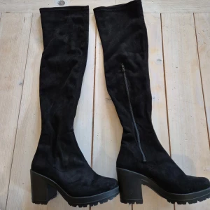 Over knee stövlar - Anväda en gång. Moccaimitaton i lite stretchigt material.