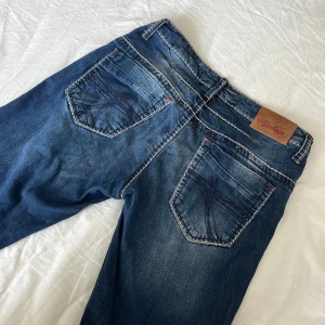 Snygga jeans - Snygga jeans som passar perfekt på mig som är 174 och har strl 38 Säljer då de ej kommer till användning  Straight leg Använda ca 2 gånger men i mycket bra skick💕