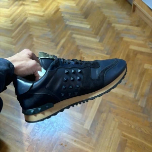 Valentino Rockrunner - Size 40, sitter som 41, saknas en nit (se bild) annars bra skick. 