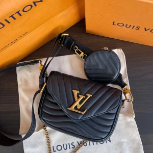 LOUIS VUITTON VÄSKA  - Min tjejkompis säljer denna otroliga väskan från LV. Den är i gott skick! Skriv för fler bilder💕 (den är äkta)