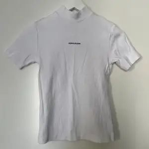 Calvin Klein ribbad t-shirt med halvpolo. Använd 1 gång!