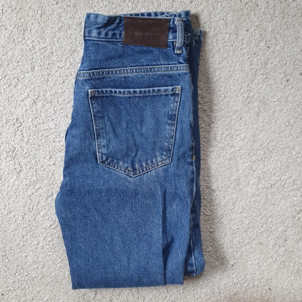 Säljer jeans från just junkies som har stått i garderoben i ett tag, men annars är de använda endast ett fåtal gånger. Skick 9,8/10. Nypriset ligger på 900kr men jag säljer dem för 410kr. Storlek 28/30.. Jeans & Byxor.