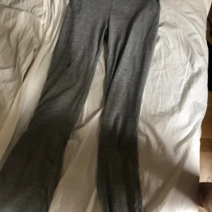 Yoga byxor  - Säljer mina gråa yoga byxor!! Har en fläck men den syns knappt . Jätte stretchiga och mysiga ! 
