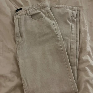 Ljusa jeans  - Ljusa/ beiga jeans. Raka i modellen