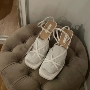 Äkta läder sandaletter - Säljer ett par oanvända vita klackar i äkta läder från H&M, passar bra inför semestern 🤍