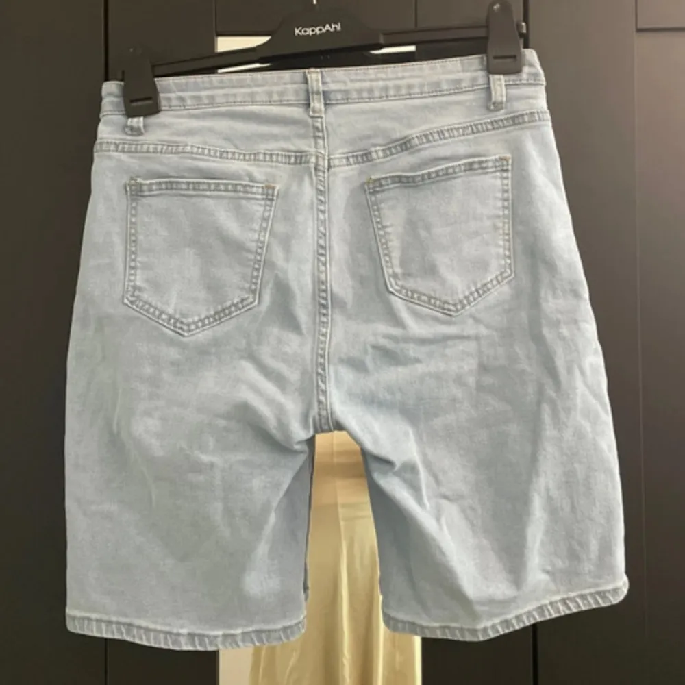 Intresserad av ett par shorts som sitter som en smäck? Dessa är dem och formar superfint 🪄🪄. Jeans & Byxor.