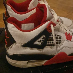 Jag vill sälja min jordans 4 för att dom är små för mig och vill inte ha dom lägre, dom är helt nya men jag använde dom två gånger bara - Jordan4, skor 