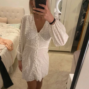 Vit klänning - Fin klänning i nyskick från bubbelroom