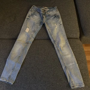 Low waisted Gina tricot jeans  - Storlek 34, ljusblåa, stretchiga, hål design 