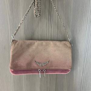 Säljer min Zadig & Voltaire pink suede limited edition. Inköptes 2019 och använts sparsamt. Väskan är i mocka med silvriga detaljer. Väskan har små fläckar på framsidan och en färgskiftning på baksidan. Pris kan diskuteras💕