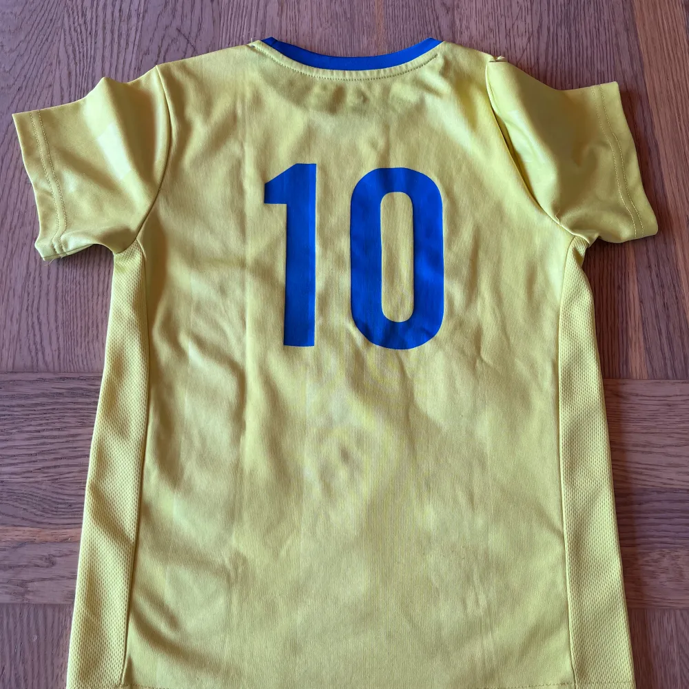 Gul fotbollströja med nummer 10. Sportswear.