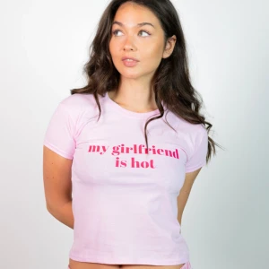Baby tee - Helt oanvänd, endast testad. Köpt för 300kr. Modellen bär storlek S.