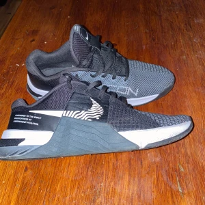 Nike skor (Metcon 8)  - Säljer mina nike metcon 8 (träningskor) eftersom jag inte har någon intresse för de  längre  Köpte för en vecka sedan de är helt nya  Priset är inte huggit i sten 