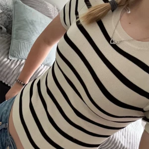 Gina topp - En fin randig topp från Gina Tricot, säljer för den inte kommer till användning. Använd fåtal gånger men är fortfarande väldigt snygg och som ny!💕