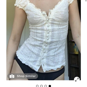 Vit topp - En ganska liknade topp som jag sålt förut! Denna är också lite liten på mig och därav säljer jag den. Helt oanvänd och jättefin. Står storlek L men passar s-m snarare ❤️
