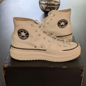 Converse - Chuck Taylor All Star Construct Hi Vintage - Säljer ett par Converse - Chuck Taylor All Star Construct Hi Vintage. Helt nya i box. Storlek 42,5.