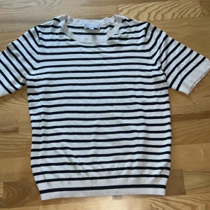 Tröja - Beige, svart randig tröja i mjukt material 🩷