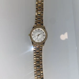 Klocka - Jättefin klocka, den är helt ny men kommer inte till användning för mig💖