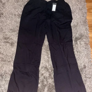 Linnebyxa svart - Storlek M  Helt oanvända  