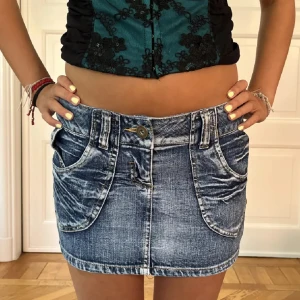 Lågmidjade jeanskjol  - Super fin lågmidjad jeanskjol, skeiv om du har frågor eller vill ha fler bilder. 