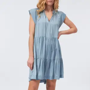 Jättefin klänning ifrån Zadig & Voltaire super skön nu på sommaren 💙  Väldigt lite använd  Storlek S Nypris ligger runt 4000kr
