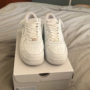 Airforce 1 - Airforce 1 jättebra skick för stora för mig därför säljer ja dom skriv t mig för mer bilder storlek 44 pris kan sänkas vid snabbt köp