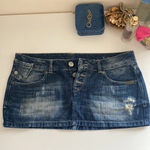 Vintage Jeanskjol  - Säljer denna supersnygga vintage jeans kjolen från märker superdry då den tyvärr inte passade mig. W 28, midjemått 42 cm och läng 28 cm. Passar S