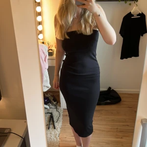 Klänning från Gina  - Jätte fin och skönt material.  Använd 1 gång, storlek L men passar M också. 