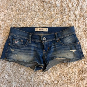 Lågmidjade jeans shorts  - Super snygga lågmidjade shorts från Hollister, strl 26💓kolla gärna in det andra jag säljer 