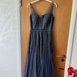 blå Festklänning - Säljer nu en festklänning som är i storlek 36, har aldrig använt. Priset kan diskuteras.